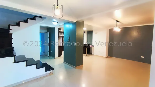 Casa En Venta, 2e3586, Rafael Gamarra Ofrece Hermosa Casa En Cabudare Con Agradables Espacios, Totalmente Remodelada Con Acabados De Primera, Piscina, Parrillera, Maleteros, Tanque De 12mil Lts. Y Más