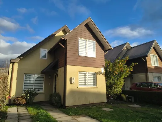 Casa Con Quincho En Condominio Alto Andino