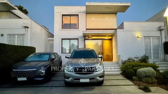 Venta De Hermosa Casa En Condominio En Peñalolén 