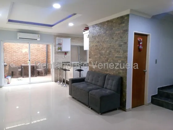 Luis Quiroz Vende Moderno Townhouse En La Entrada Naguanagua, Equipado Pozo Y Tanque Subterráneo En El Inmueble  P. Estacionamiento  Lq 25-20353