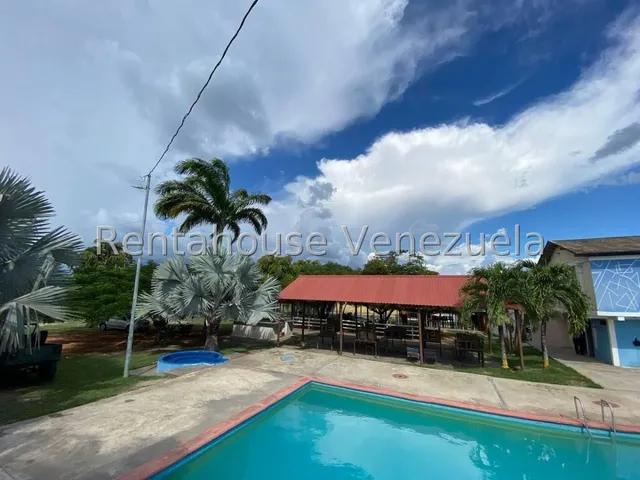 Dennymar, Vende En Plena Zona Gastronomica De Cabudare Excelente Oportunidad De Inversión, Con Áreas Como Piscina, Caney, Parque Infantil. Comunícate Por Favor! B5a8235                                