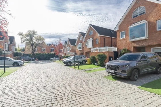 Casa Estilo Ingles En Venta De 4 Dorm. En La Dehesa Central