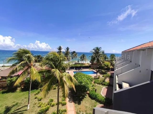 Amplio Apartamento En Planta Baja, Frente Al Mar Y Con Acceso Privado A Playa Cardon
