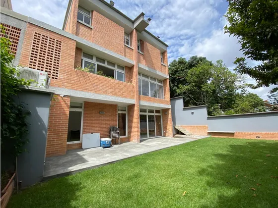 Se Vende Casa 298m² 3h+s/4b/2e Lomas De Chuao 