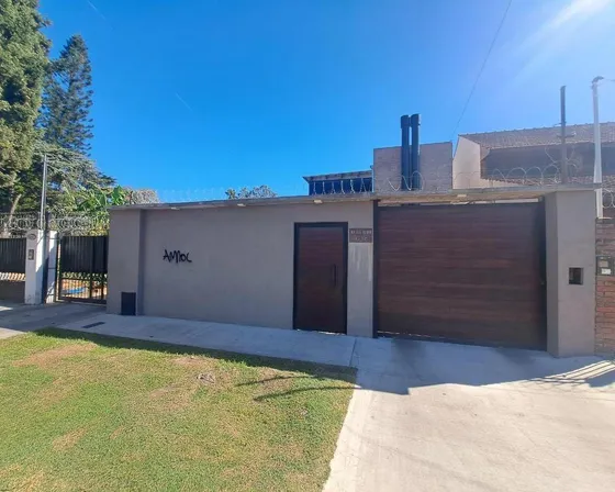 Impecable Diseño Moderno De Esta Casa En Luis Guillon!!!