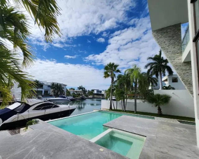 Villa Nueva Con Piscina En Venta. Lujo Y Mar A Tus Pies