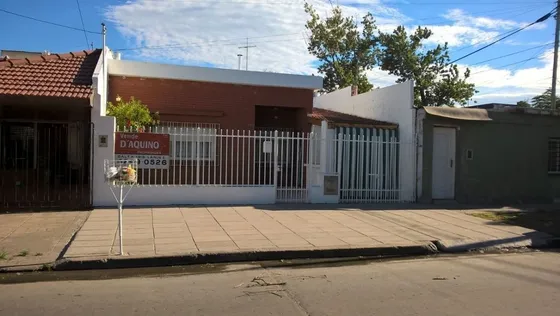 Casa En Venta Con Cochera Y Patio Amplio