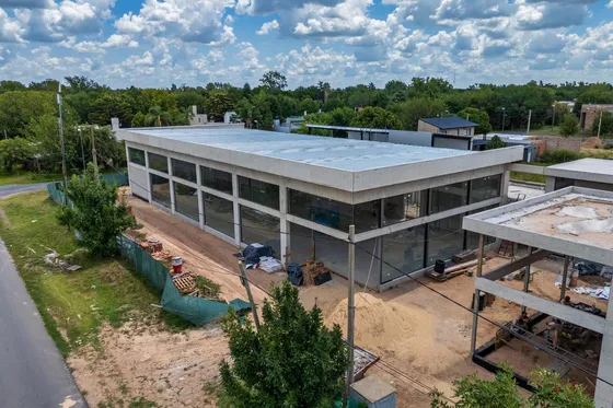 Local En Las Calandrias, Funes: Oportunidad Comercial En Zona De Gran Crecimiento  Entrega 2025