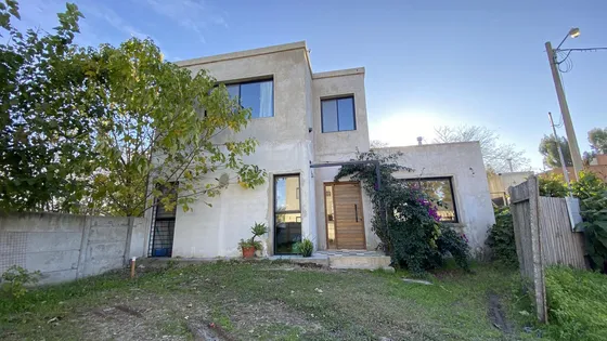 Casa En Venta En Loma Verde, Barrio Semi-privado, Expensas Bajas.