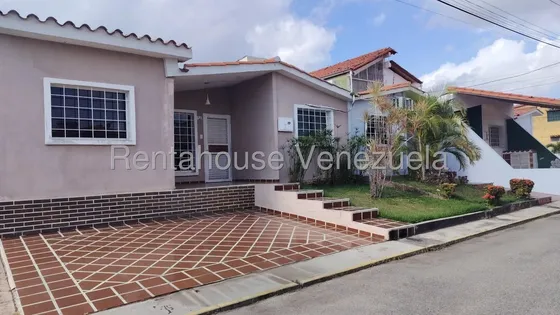 Andreymar Canelón Vende Impecable Casa En Prados Del Golf, Cabudare, Habitaciones Con Aire Acondicionado Y Baños, Cocina Equipada, Lista Para Usarse.