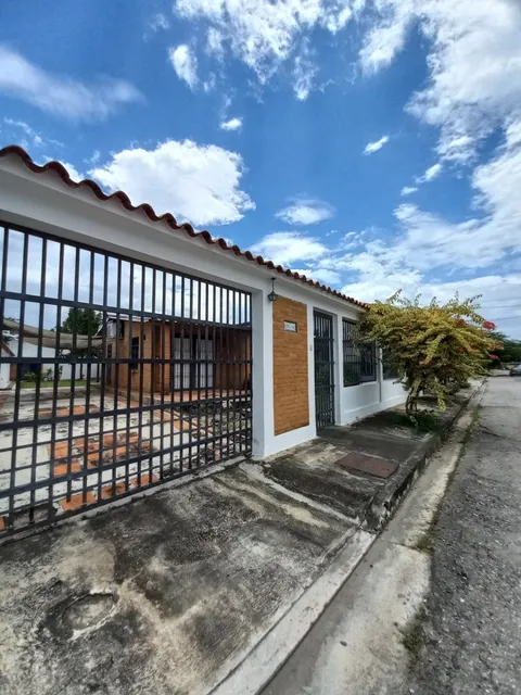 Se Vende Amplia Casa Ubicada En Residencia Lusan, Palo Negro. 007jsc