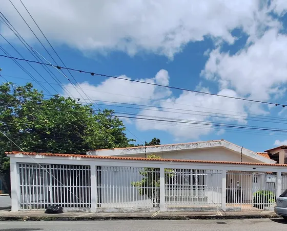 Estefani Salon Vende Amplia Casa En Zona Comercial Del Centro Oeste De Barquisimeto Lara/25-24849
