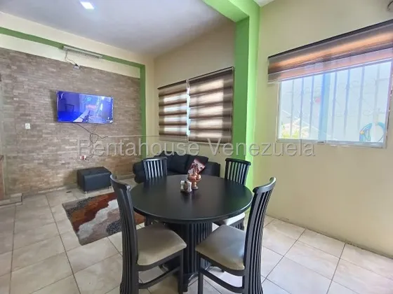 Maikelly Zabala Te Trae, Excelente Casa Semi-amoblada En Alquiler Ubicada En La Zona Oeste De Barquisimeto, Flex:  25-23034, Posee Anexo, Mz