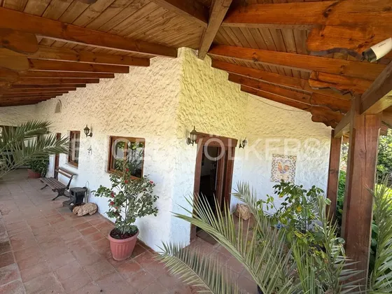 Casa Y Campo Plantado Con Cerezas