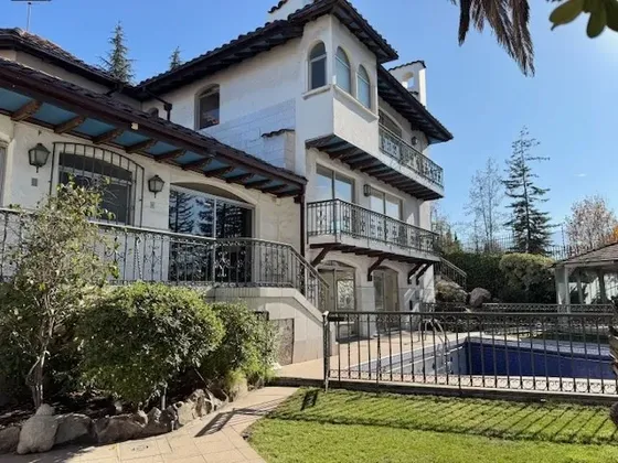 Casa En Arriendo De 8 Dorm. En Vitacura