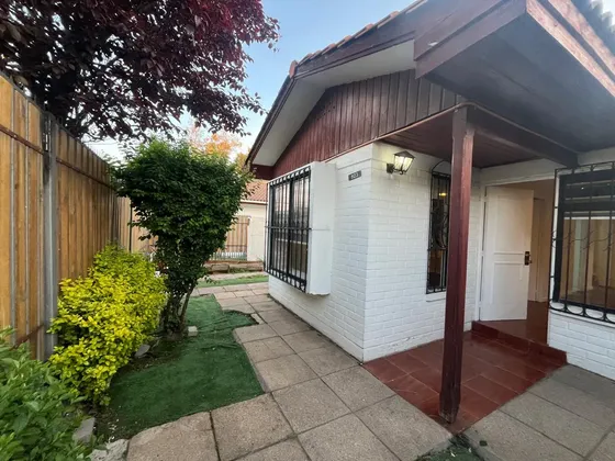 Arriendo Linda Casa 3 Dormitorios 2 Baños.
