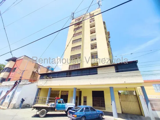 Dennymar, Tiene En Venta Este Espectacular Apartamento En Pleno Centro De Barquisimeto, Con Mas De 100m2, Con 3 Habitaciones, 2 Baños En Optimas Condiciones! 26 21595.