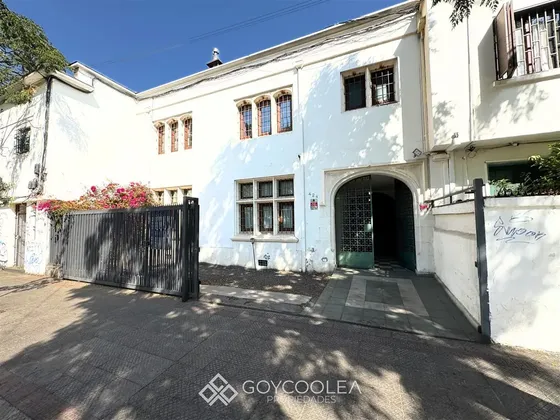 Casa En Venta De 4 Dorm. En Santiago