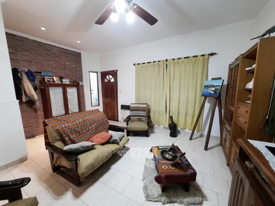 Casa En Lote De 10x51.50 Mts En Eva Peron Al 2700 - Garage P/2 Autos Espect Jdin Gran Qcho C/parr