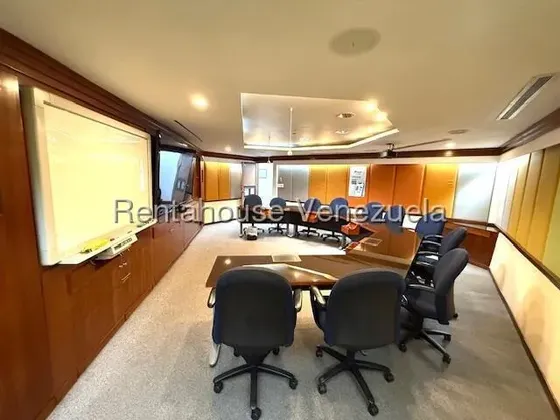 Agp Oficina En Venta En Los Cortijos De Lourdes, Totalmente Amoblada 26-10407