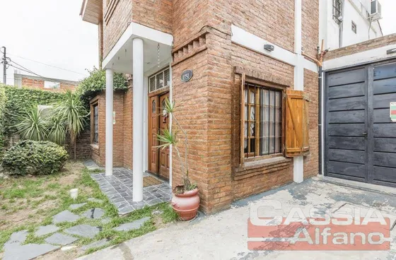 Chalet Impecable Estado, 4 Dormitorios, 4 Baños, Garage Pasante, Fondo Libre Con Quincho Y Piscina