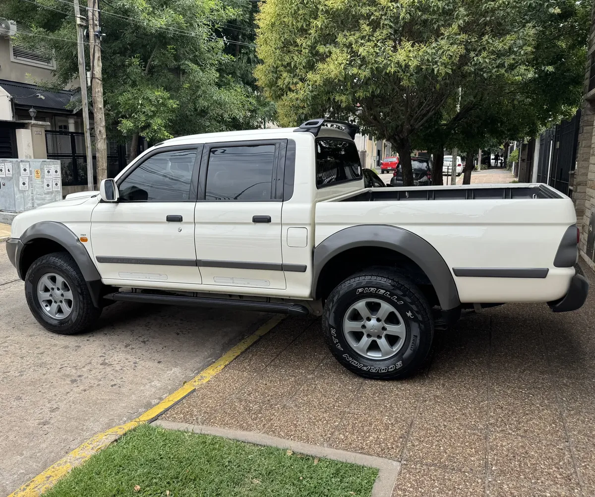 Mitsubishi L200 2.5 Sport Hpe Cab Doble 4x4 Mt