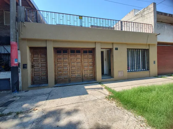 Casa - 2 Dormitorios En Venta - Barrio Matheu