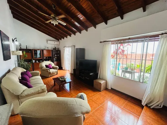Venta/ Permuta Casa En 2 Plantas De 6 Amb. Dúplex - Cocheras - Patio - Terraza -