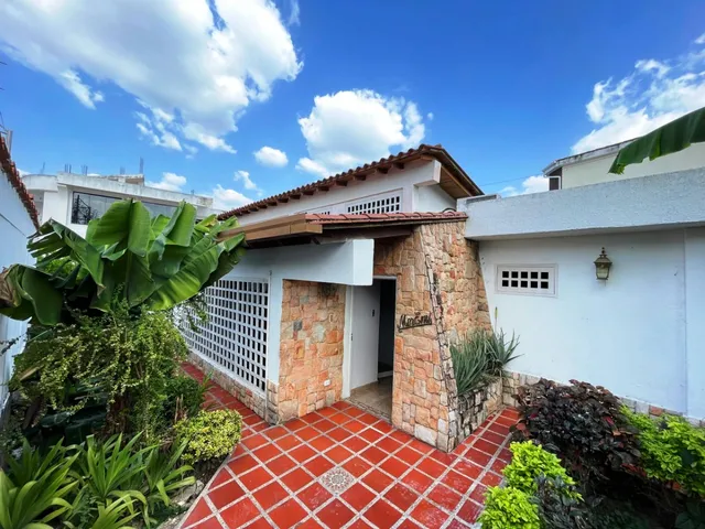 Krisdoral Bienes Vende Casa Con Piscina En Urbanización San Jacinto, Maracay
