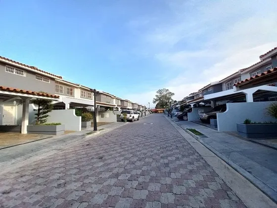 Townhouse En Urb Villas El Morro Sector La Rosaleda Gm