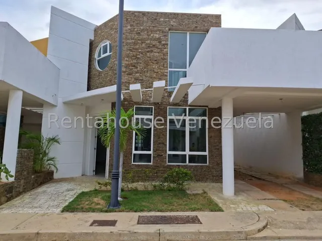 Excelente Oportunidad!! En Venta Amplio Townhouse En Los Robles - Isla De Margarita. Dm
