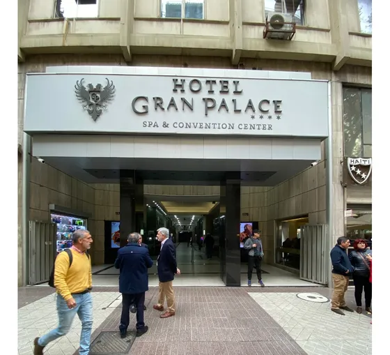 Oficina A Pasos De La Plaza De La Constitución.
