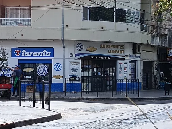 Local En  Esquina 45 Mts2!!  A Mts De Av. Ader