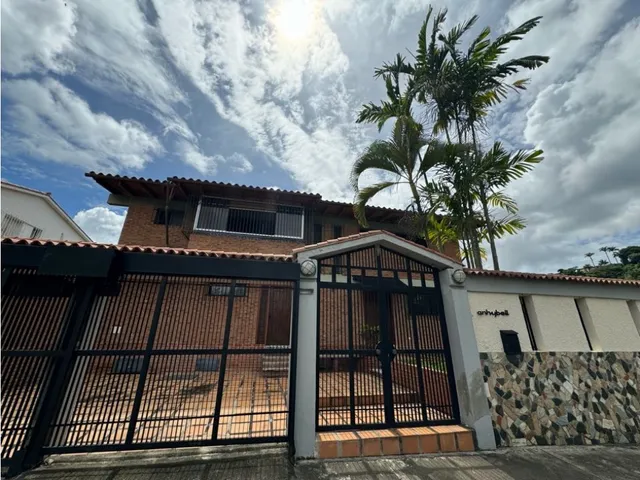 Se Vende Casa En Calle Cerrada 300m2 San Luis 2348