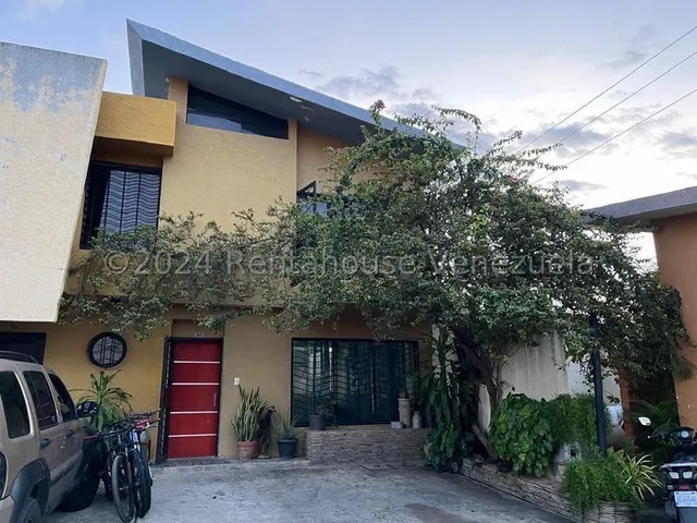 Yonny Silva Rentahouse Vende Hermoso Townhouse En Los Guayabitos Naguanagua Rcys 25-29258