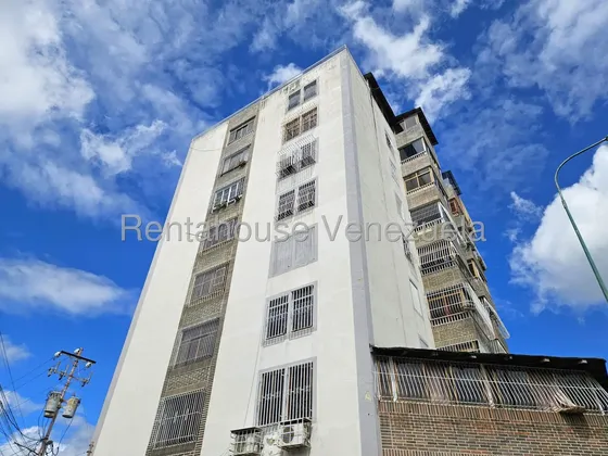 Venta Apartamento En Piso Medio Con Balcón Y Agua Garantizada En El Este Barquisimeto,lara # 26- 20586 Gm