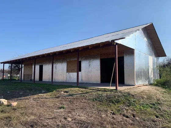 Parcela Con Casa A Medio Construir.