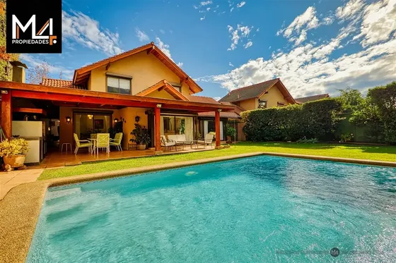 Casa En Venta De 4 Dorm. En Peñalolén