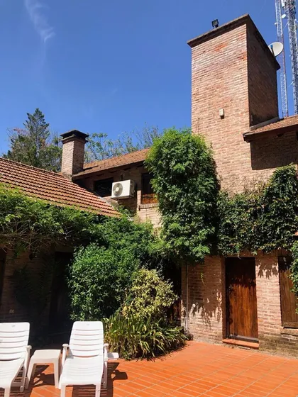 Se Vende Impactante  Casa 5 Ambientes Con Piscina, Parque Y Casa De Huéspedes Barrio Hermoso- Gral Rodriguez