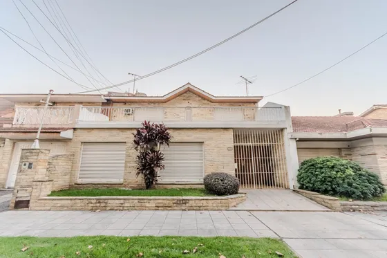 Venta De Casa Ideal Dos Familias, Casa 3 Amb + Dpto 3 Amb C/patio Y Balcon Aterrazado En Banfield 