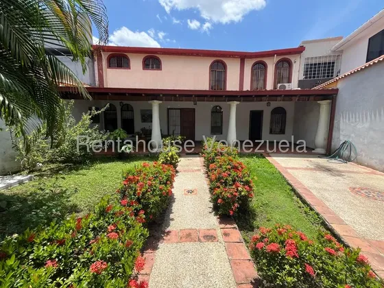 Rentahouse Vende Amplia Casa En La Urb. El Bosque 27-687 Sp