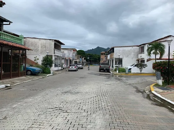 Se Alquila Casa Sin Amoblar En San Diego Parqueserino Yany