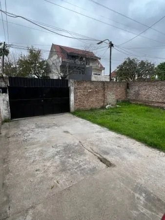 Deposito Amplio, Ubicado En Lamadrid 2448 Lomas De Zamora