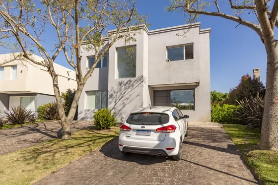 Casa De Estilo Moderno En Barrio Los Lagos
