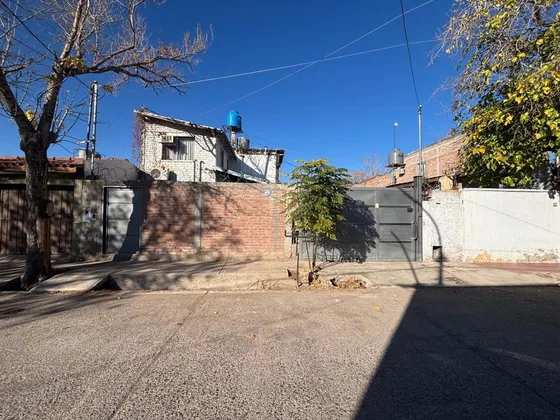Venta De Casa Con 2 Galpones En Las Heras