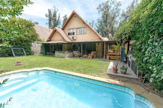 Casa En Venta De 5 Dorm. En Peñalolén - Sector Las Tinajas