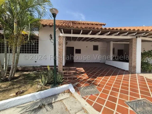 Casa En Alquiler En El Este De Barquisimeto 24-26179 Dh
