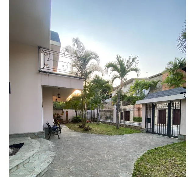 En Venta Hermosa Quinta En Prados Del Este. (r.o)