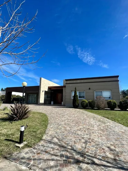 Casa En Venta En El Barrio Fincas Del Alba. Se Escuchan Propuestas