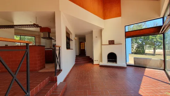 Veridika Vende Amplia Casa En Condominio.